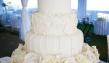 Свадебный торт с белыми цветами из мастики