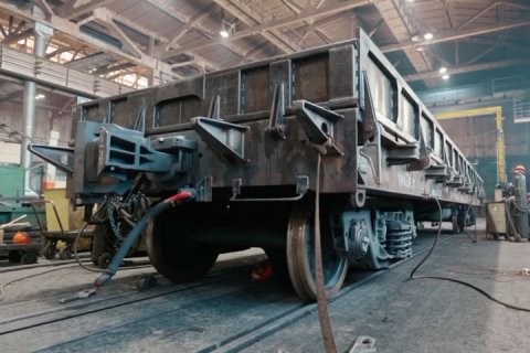 Волчанским предприятием Уралвагонзавода изготовлен опытный образец нового вагона-платформы модели 13-5993