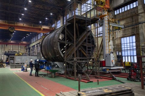 На заводе АО "ТЯЖМАШ" успешно запущен автоматизированный комплекс для сварки барабанов мельниц, что увеличило производительность в четыре раза